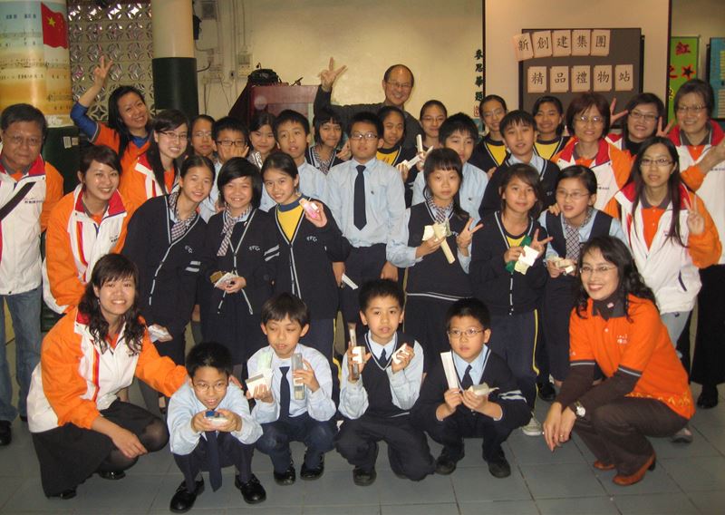 Collected over 1,000 toiletries for poor students (Chinese version only)