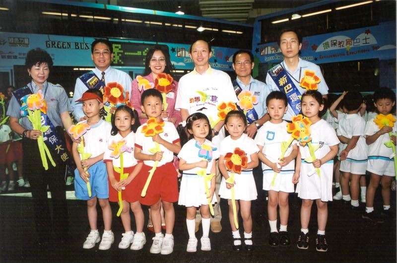 NWS Holdings' "Green Bus" today unveiled withover 100 kindergarten students vsiting NWFB depot