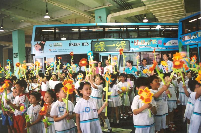 NWS Holdings' "Green Bus" today unveiled withover 100 kindergarten students vsiting NWFB depot